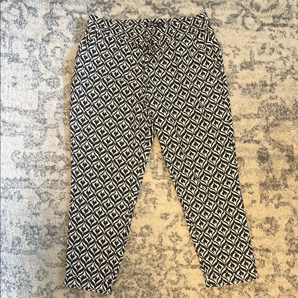New York and Company Geometric heart pants